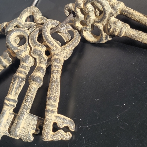 Antique Set of 7 Unique Skeleton Keys - Picture 7 of 16
